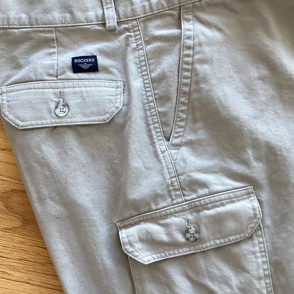 Men’s Dockers Light Tan Cargo Pants for Men - Picture 2 of 3